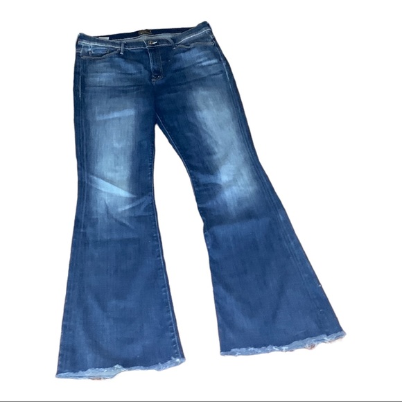 MOTHER Denim - Mother , The Weekender Fray, Mid rise bootcut, size 32